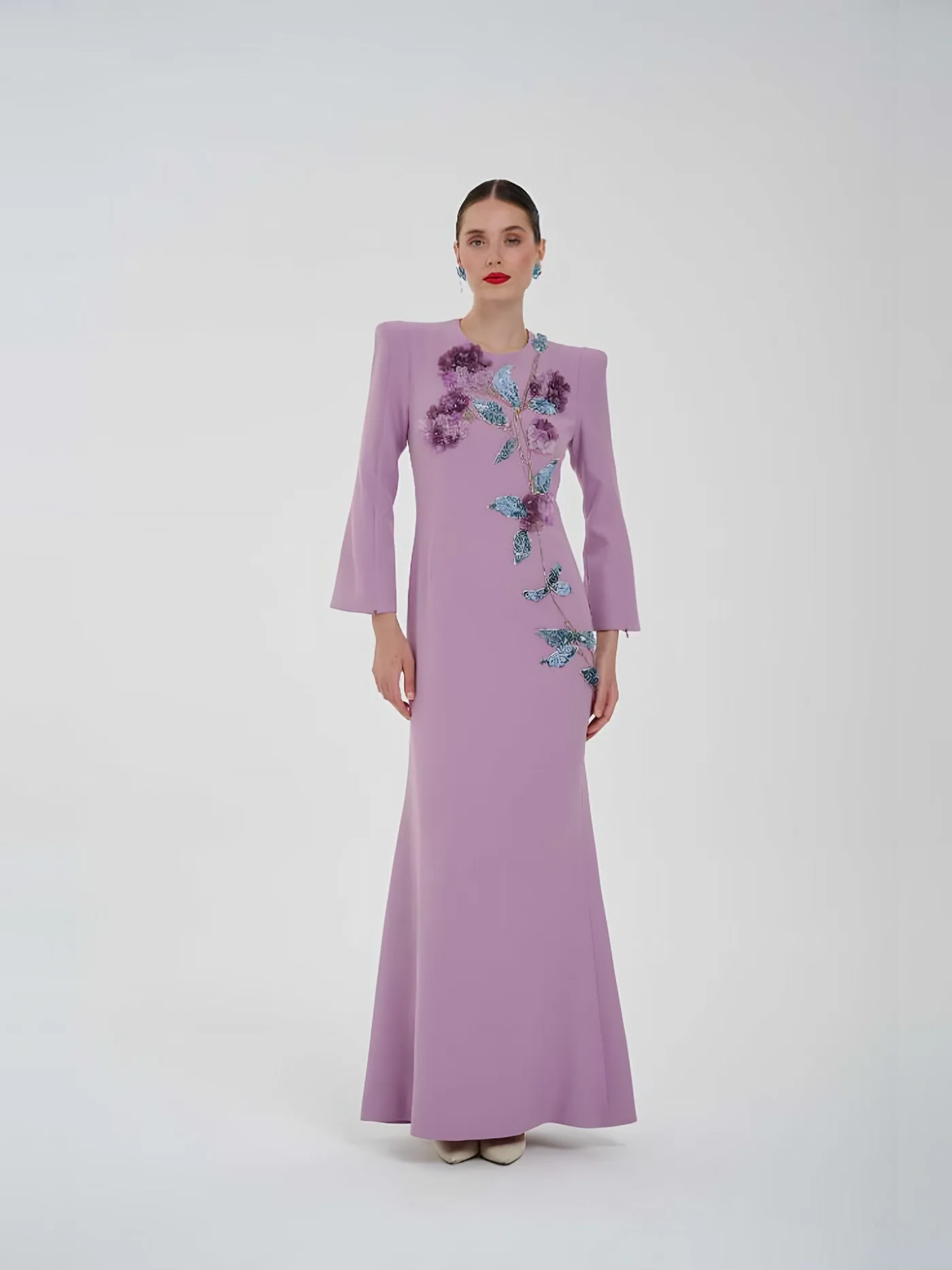 Pullu Çiçek İşlemeli Maxi Elbise — modelin üzerinde · 1/2