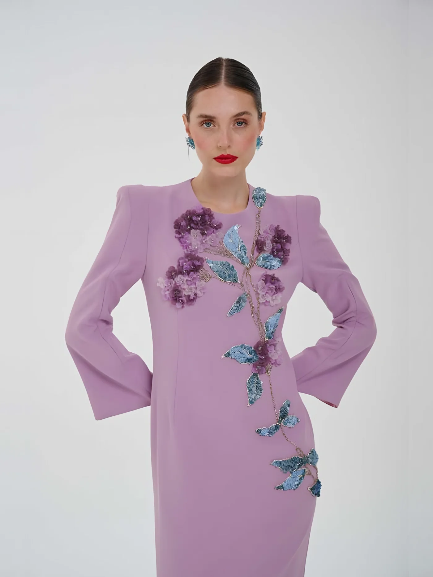 Pullu Çiçek İşlemeli Maxi Elbise — modelin üzerinde · 2/2