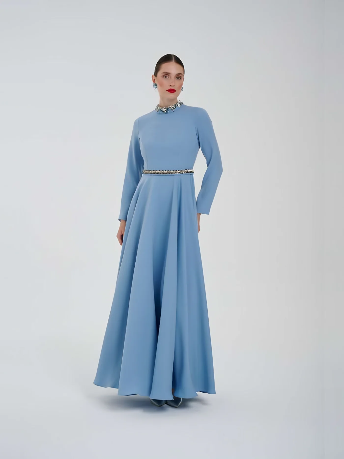 Taş Kemerli Kloş Maxi Elbise — modelin üzerinde · 1/2