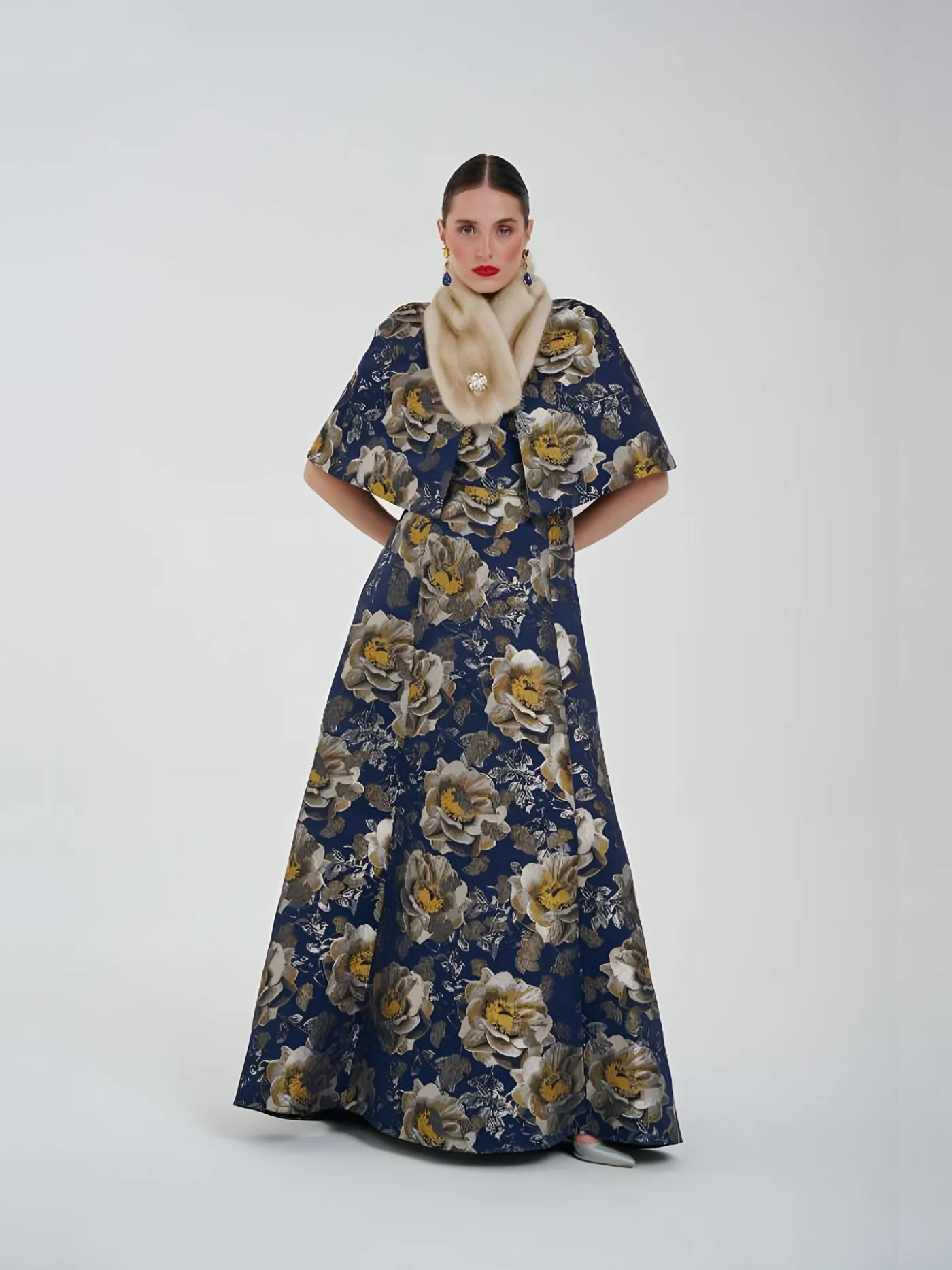 Çiçek Desenli Maxi Elbise ve Etol — modelin üzerinde · 1/3