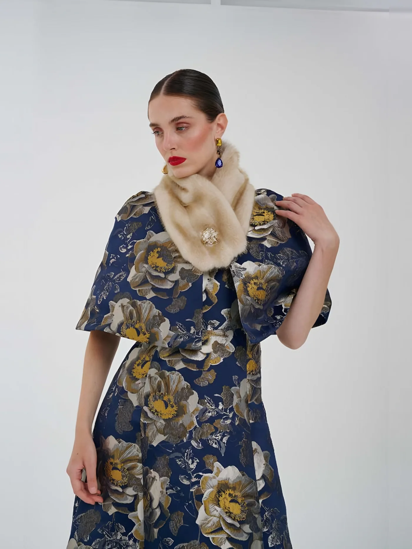 Çiçek Desenli Maxi Elbise ve Etol — modelin üzerinde · 2/3