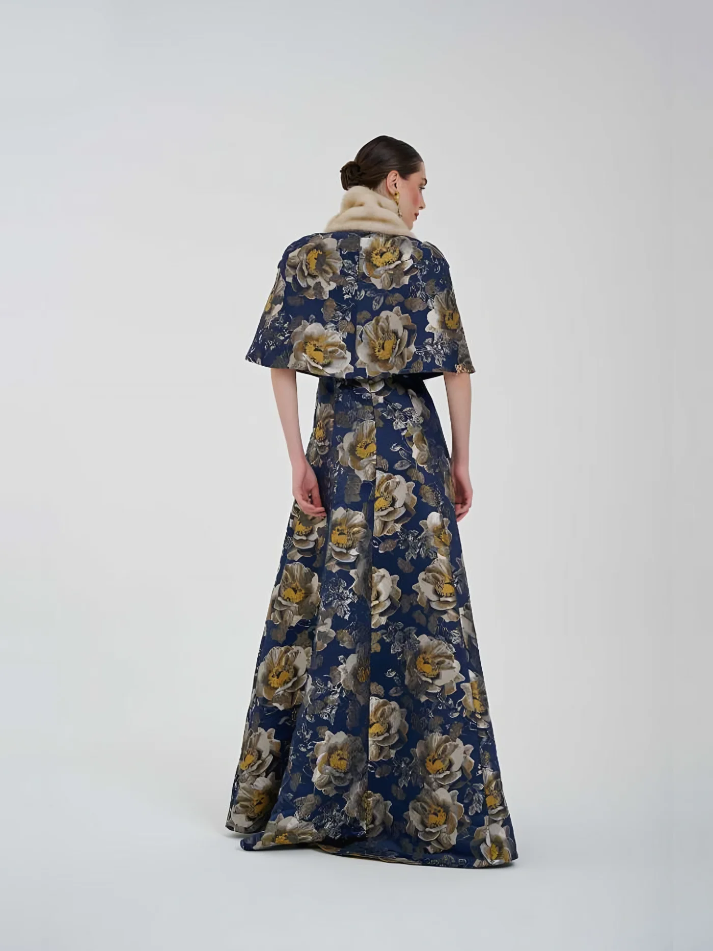 Çiçek Desenli Maxi Elbise ve Etol — modelin üzerinde · 3/3