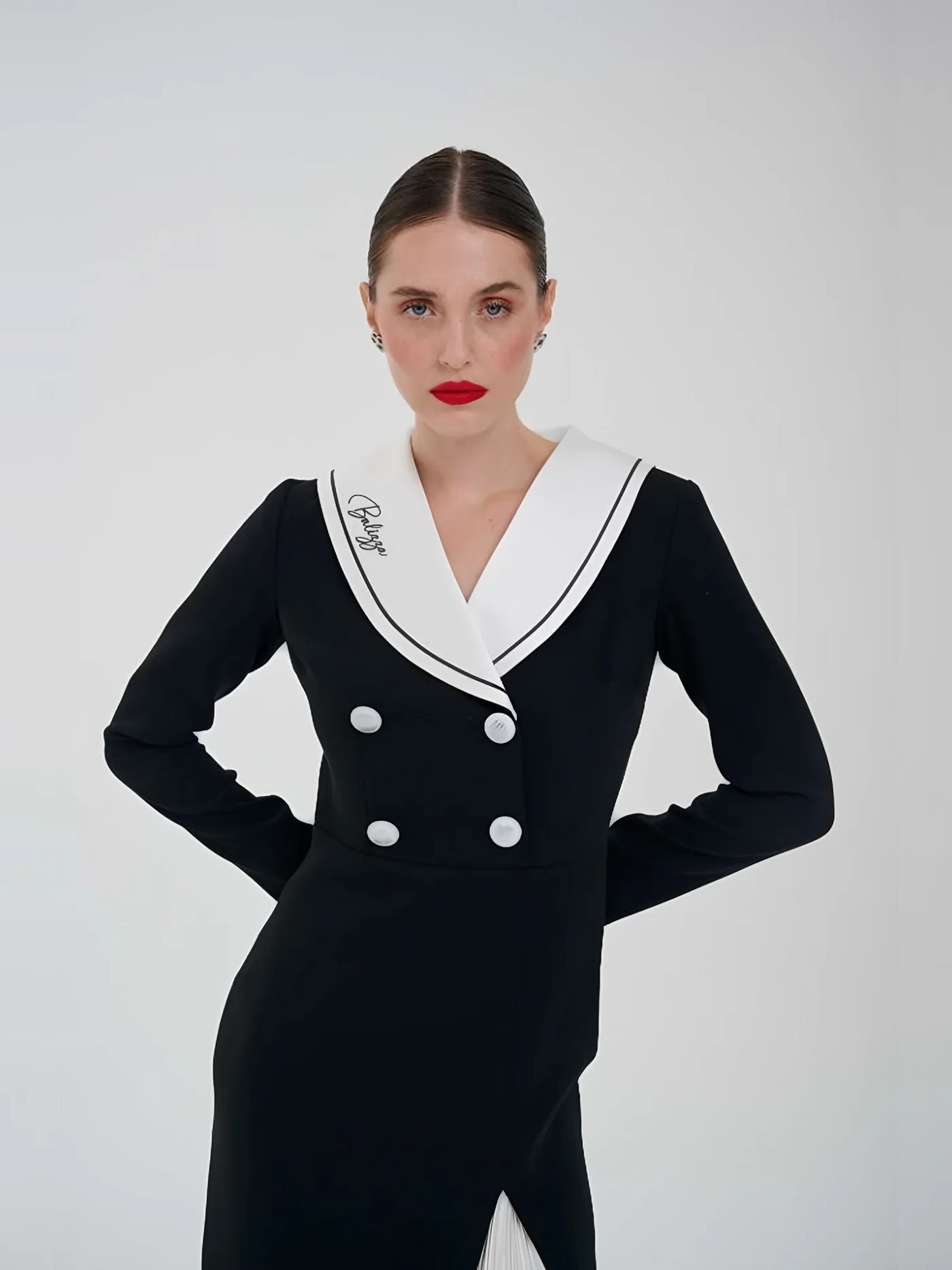 Beyaz Yakalı Kruvaze Maxi Elbise — modelin üzerinde · 2/2