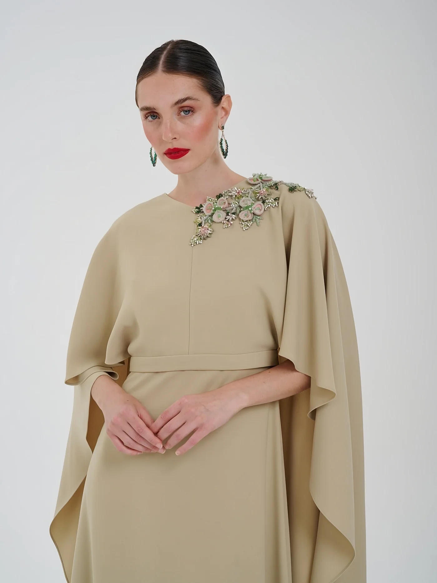 Pelerinli Taş Yakalı Maxi Elbise — modelin üzerinde · 2/2