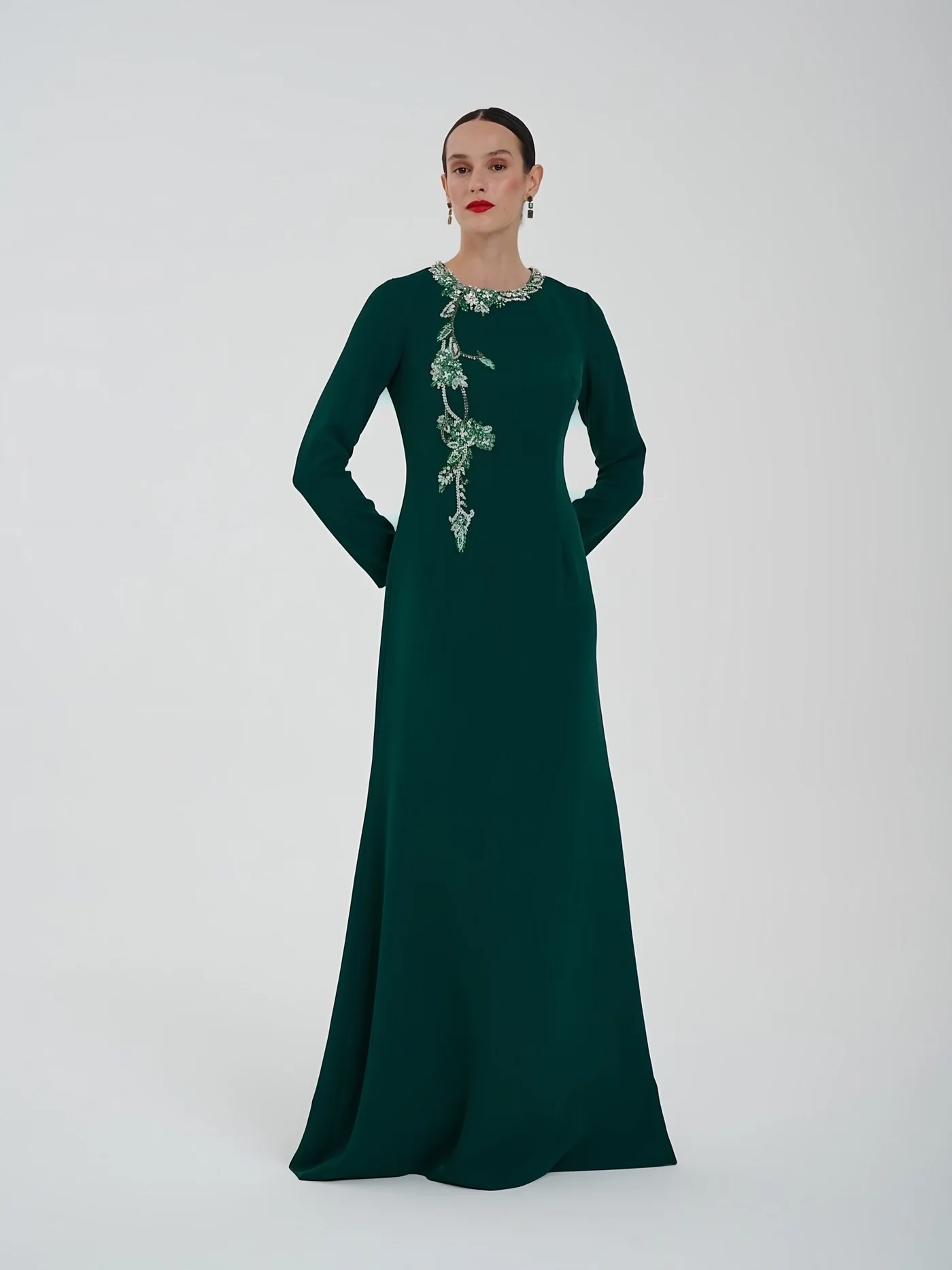İşlemeli Zümrüt Maxi Elbise — modelin üzerinde · 2/2