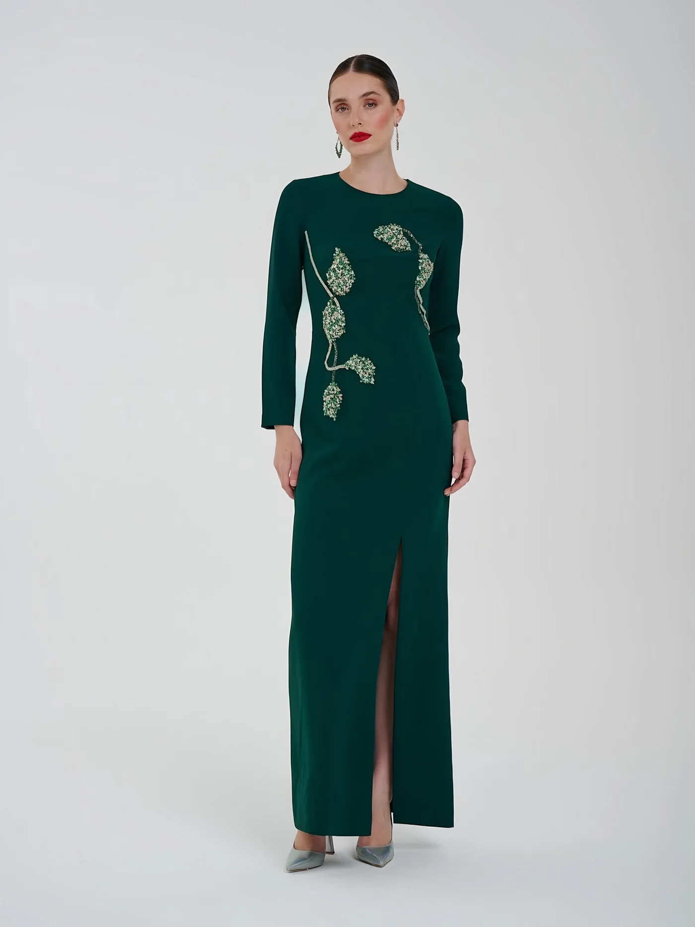 Yırtmaçlı İşlemeli Maxi Elbise — modelin üzerinde · 2/2