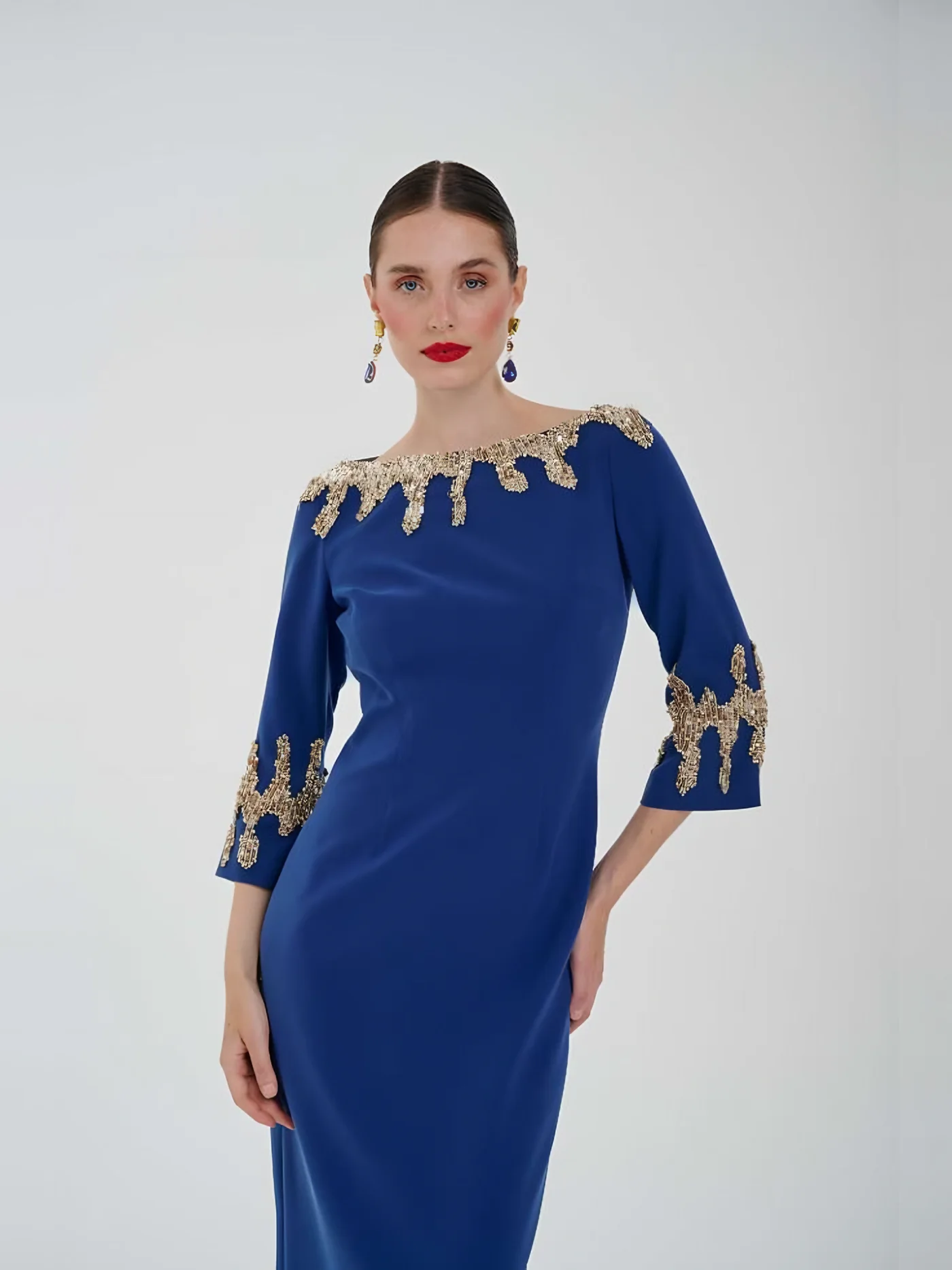 Altın Yakalı Saks Maxi Elbise — modelin üzerinde · 2/2
