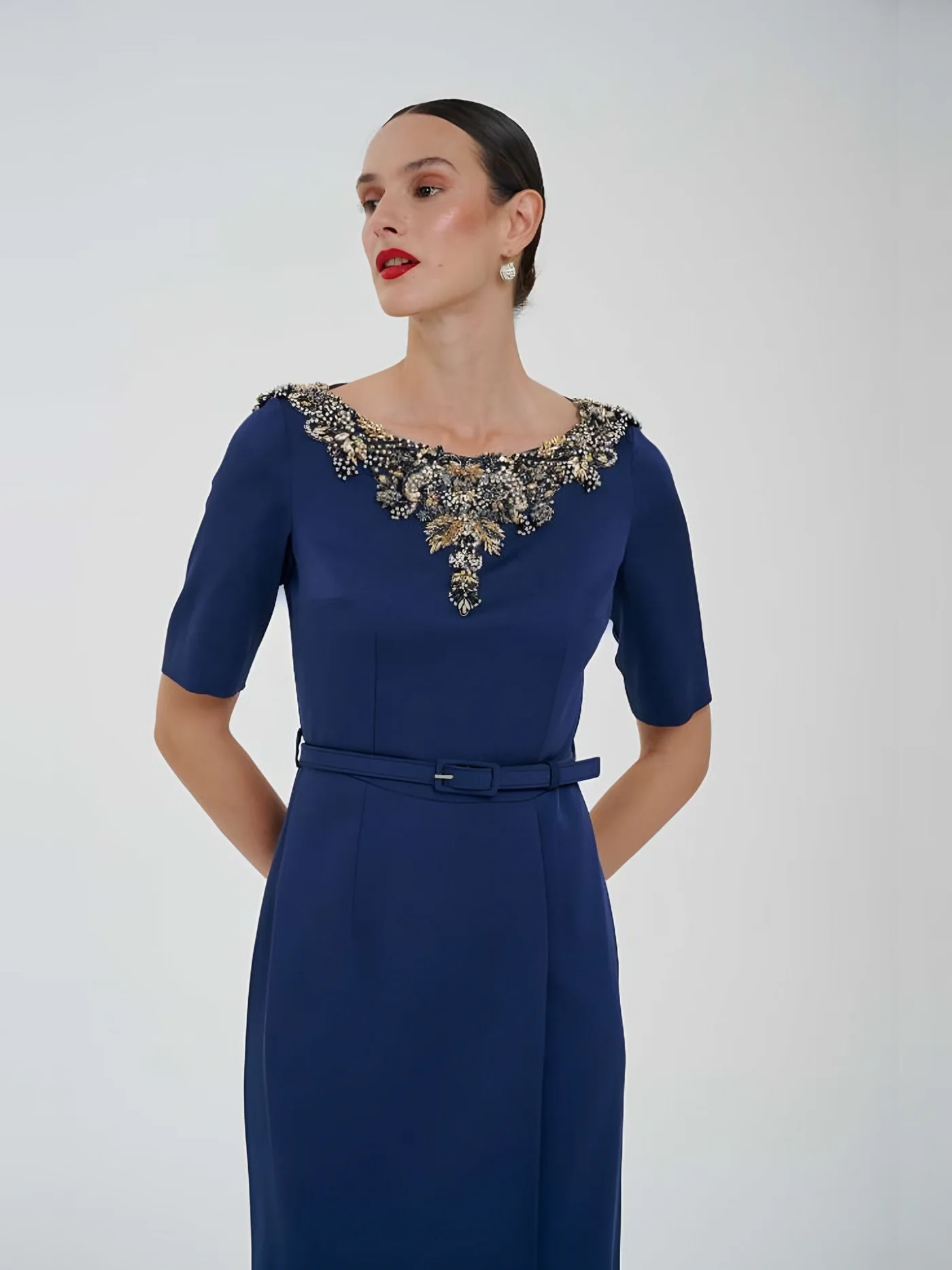 Taş Yakalı Kemerli Midi Elbise — modelin üzerinde · 2/2
