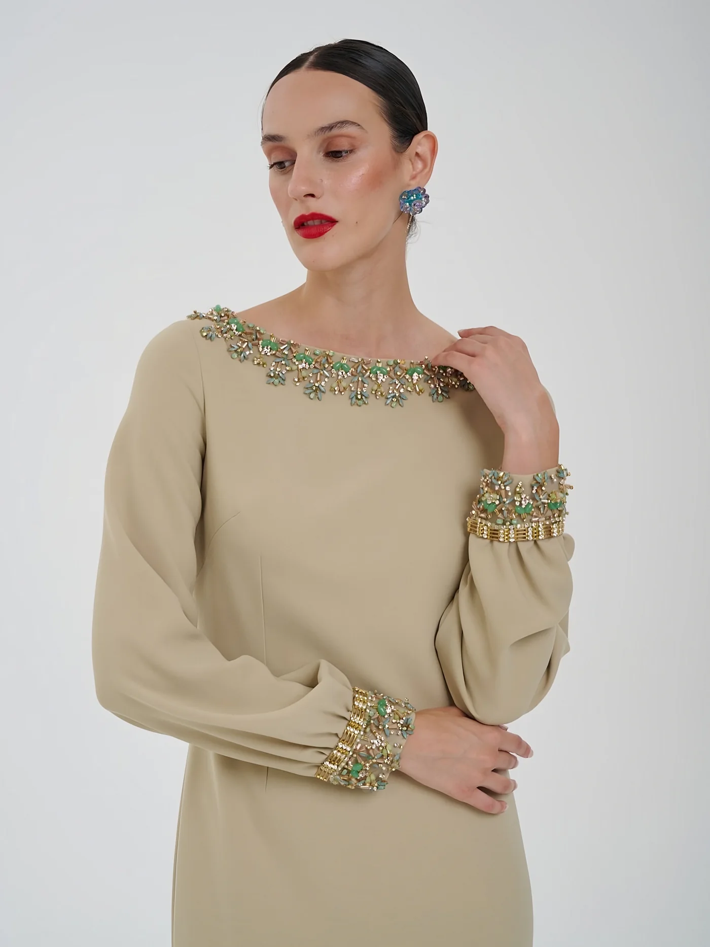 Taşlı Manşetli Midi Elbise — modelin üzerinde · 2/2