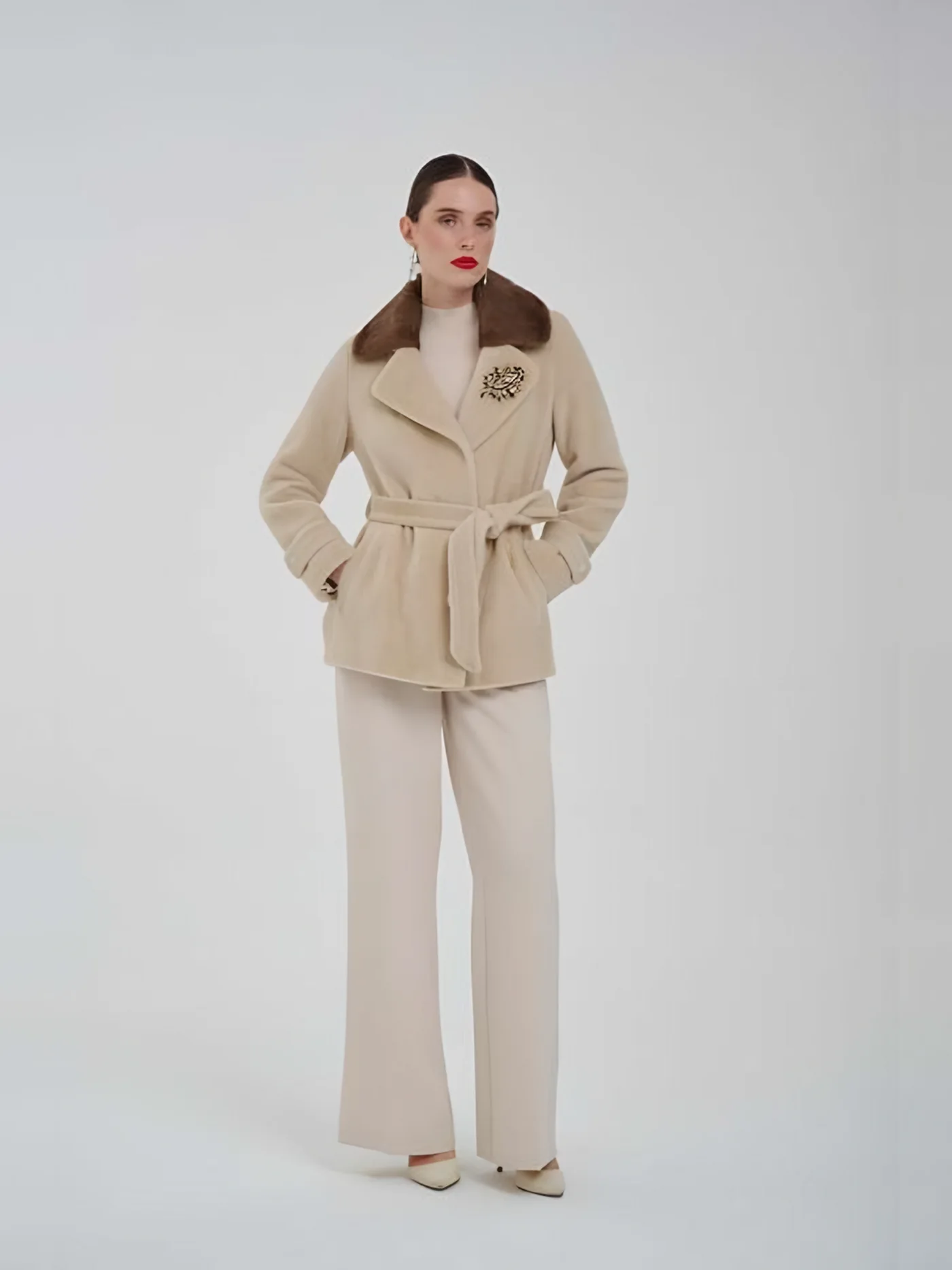 Kürk Yakalı Broşlu Kuşaklı Ceket