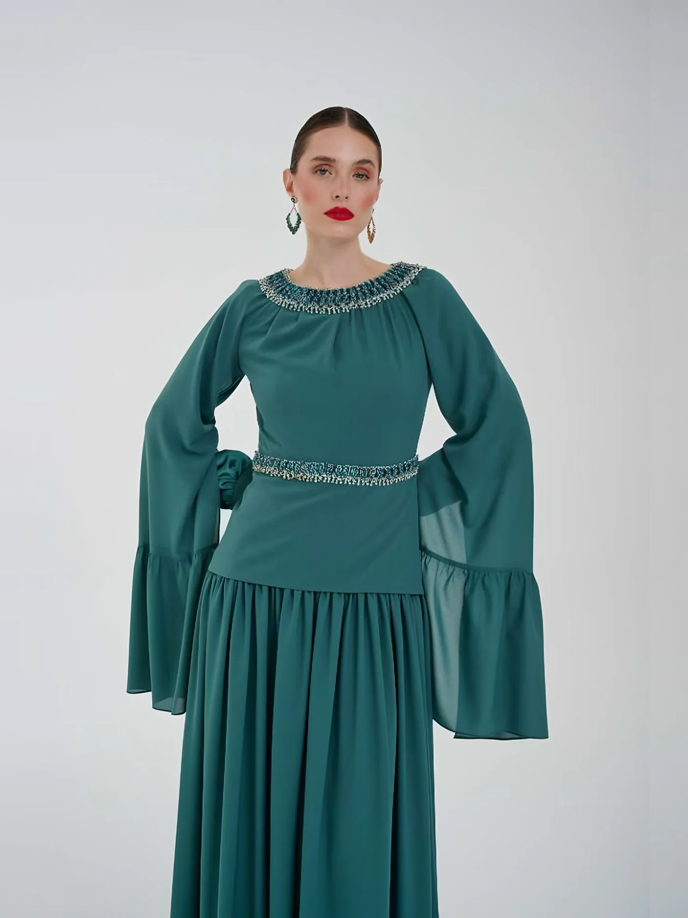 Volan Kollu Taşlı Maxi Elbise — modelin üzerinde · 2/2