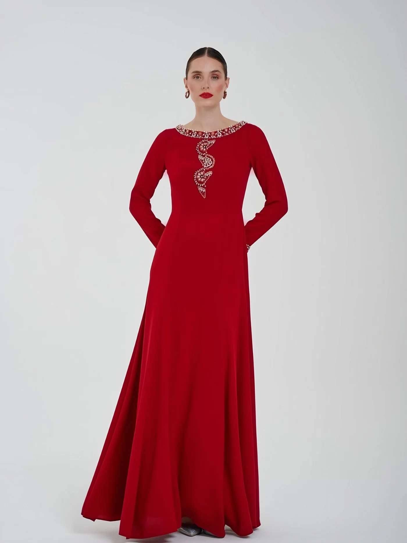 Taş İşlemeli Kırmızı Maxi Elbise — modelin üzerinde · 2/2